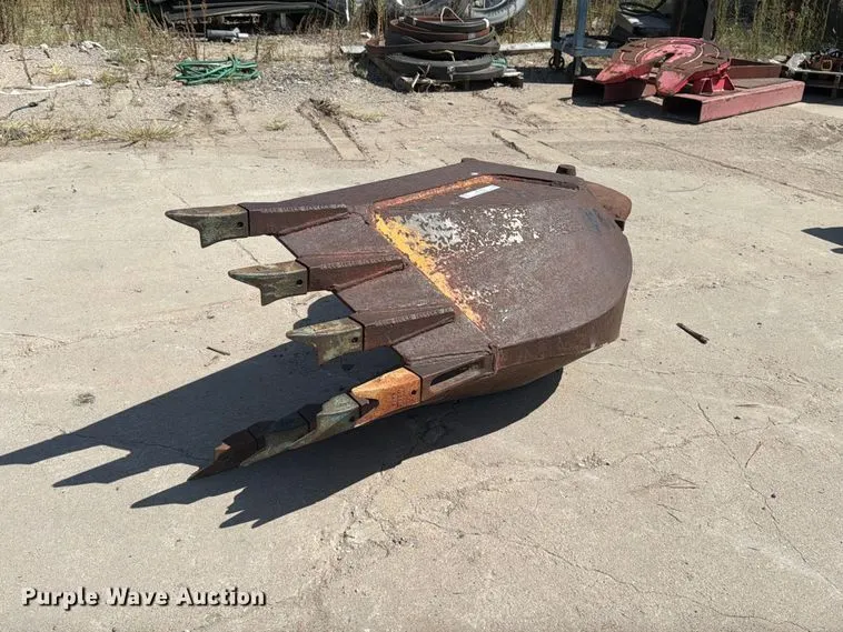 Excavator rock bucket