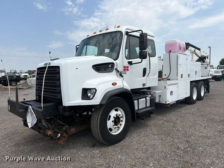 2013 Freightliner 108SD utility / service truck