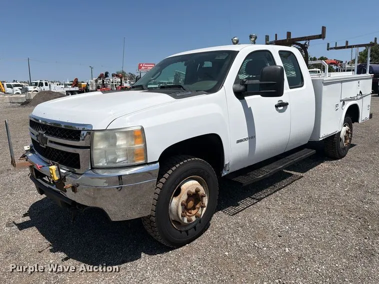 2011 Chevrolet Silverado 3500HD Ext. Cab utility bed pickup truck