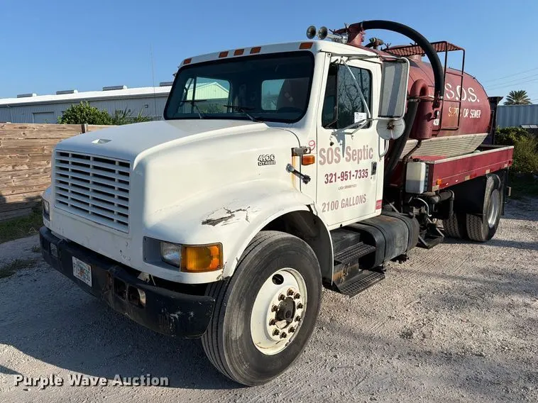 2000 International 4900 vacuum truck