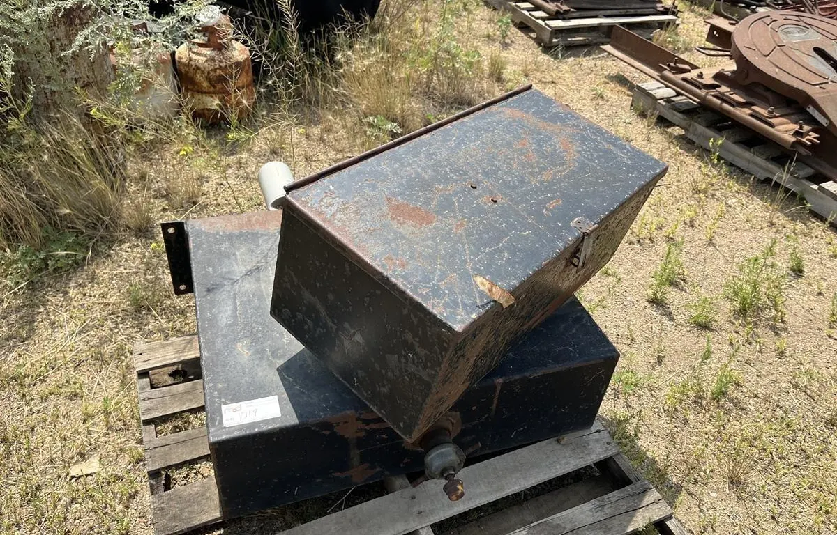 Hydraulic Tank w/ Fuel Pump & Air Line
UNRESERVED