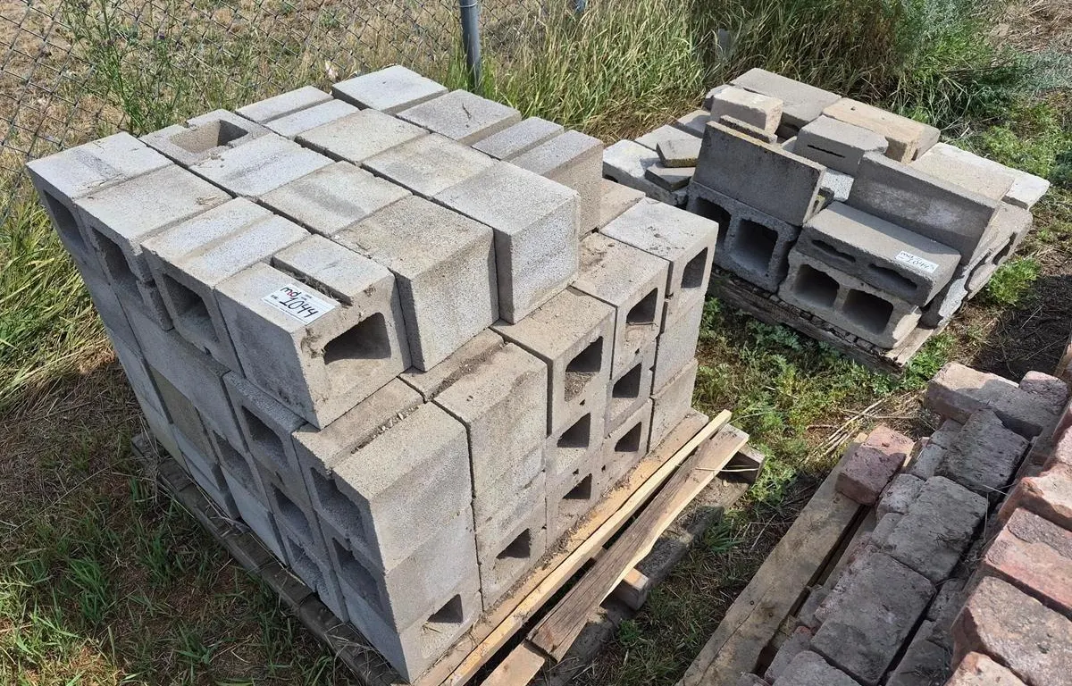 Assorted Concrete Blocks
UNRESERVED