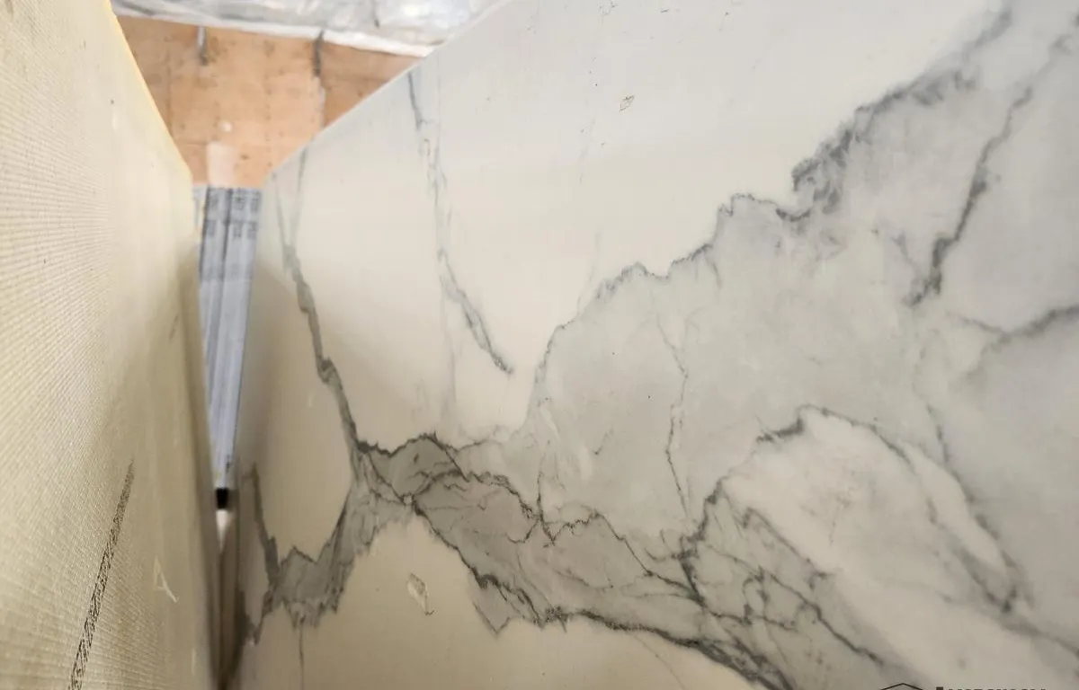 White and Grey Porcelain Slab
UNRESERVED