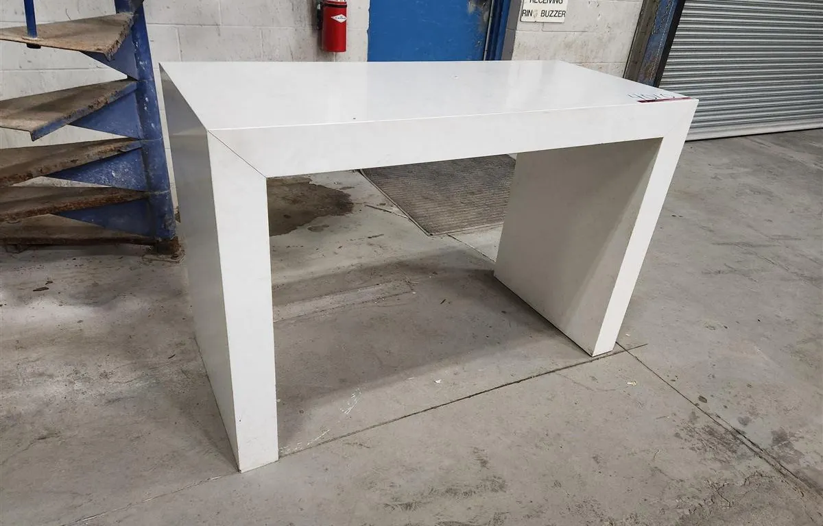 White Quartz 54 x 24 x 36 in Table
UNRESERVED