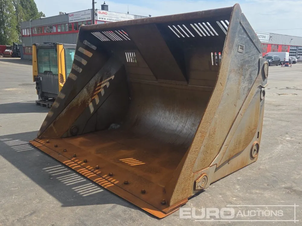 2023 128" High Tip Front Loading Bucket, 9.5 m³, Hose Kit, Fixed Mounting for Cat 966/972