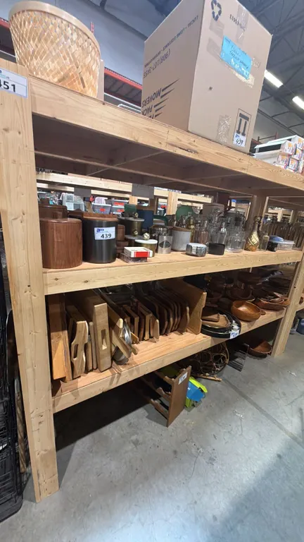 4 SHELVES OF ASSORTED HOUSEWARES - WOOD CUTTING BOARDS, WOODEN BOWLS, ICE BUCKETS, GLASS DECANTERS