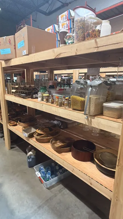 4 SHELVES OF ASSORTED HOUSEWARES - BOWLS, GLASSWARE, SPICE JARS AND MORE
