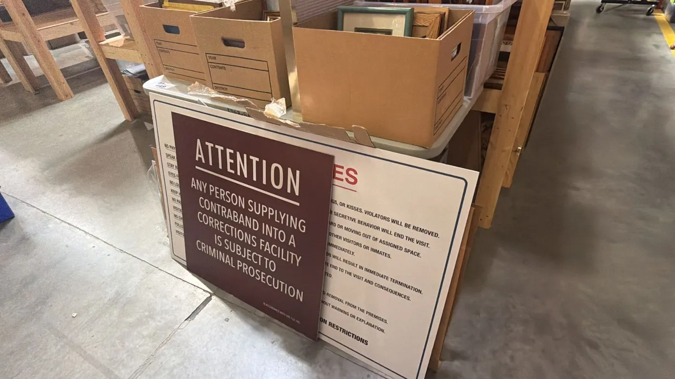 4FT FOLDING TABLE AND CONTENTS - 4 BOXES OF PICTURE FRAMES AND ASSORTED SIGNAGE
