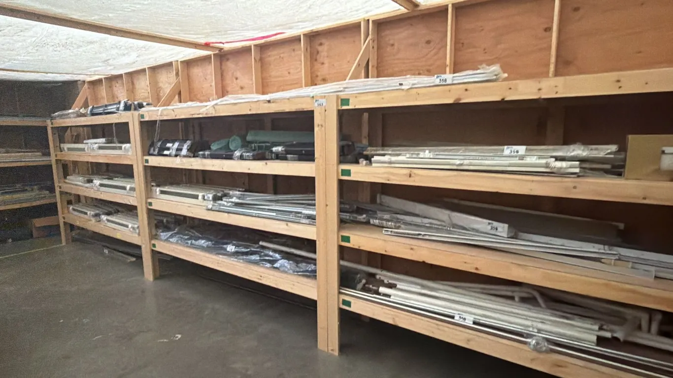 LARGE GROUP OF ASSORTED VENETIAN BLINDS
