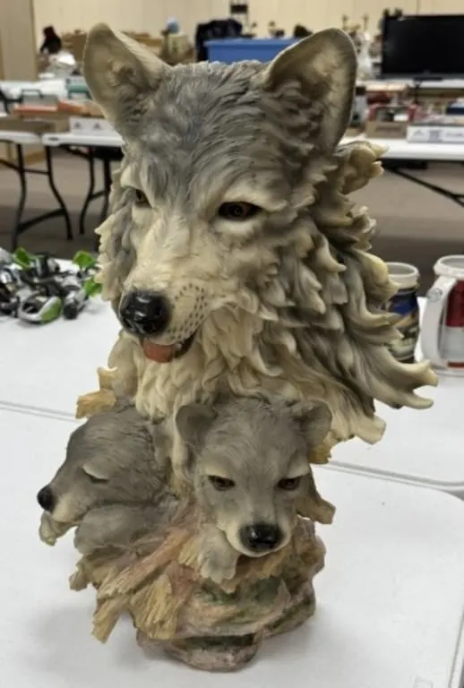 Resin Wolf Statue
