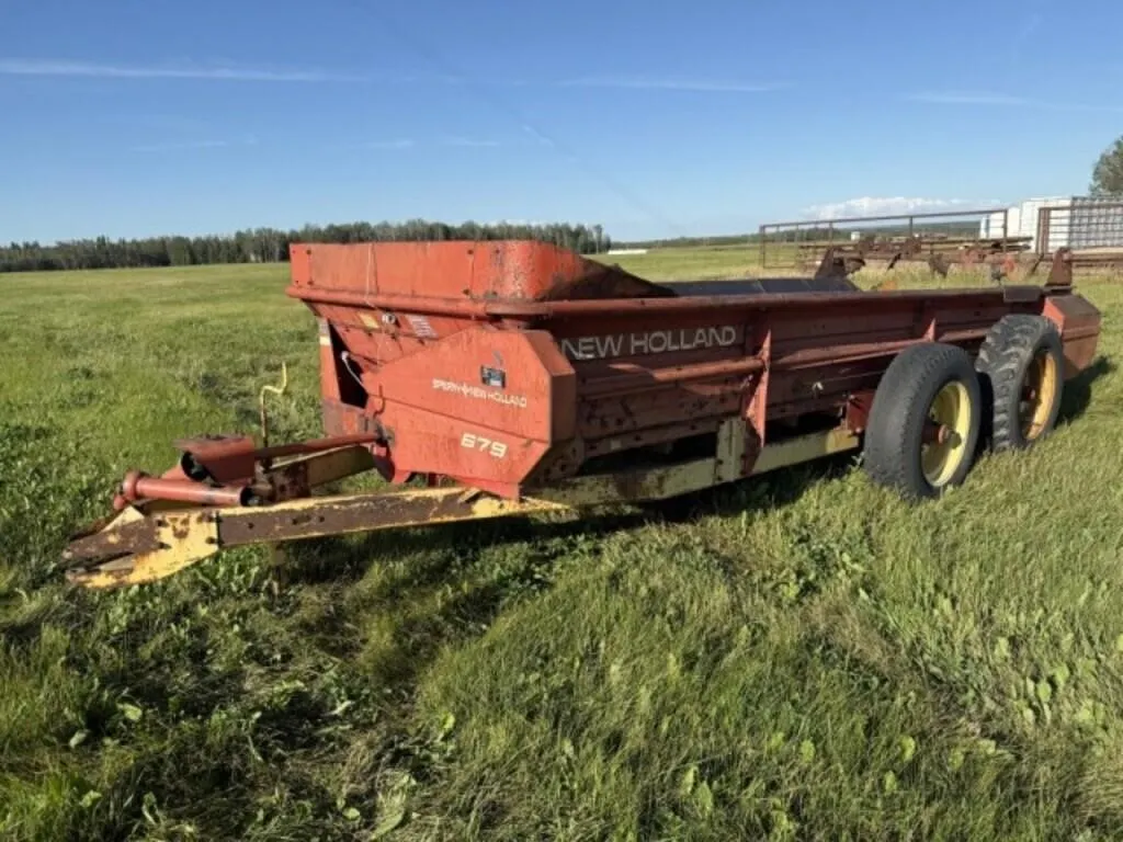 New Holland (NH) 679 Manure Spreader
