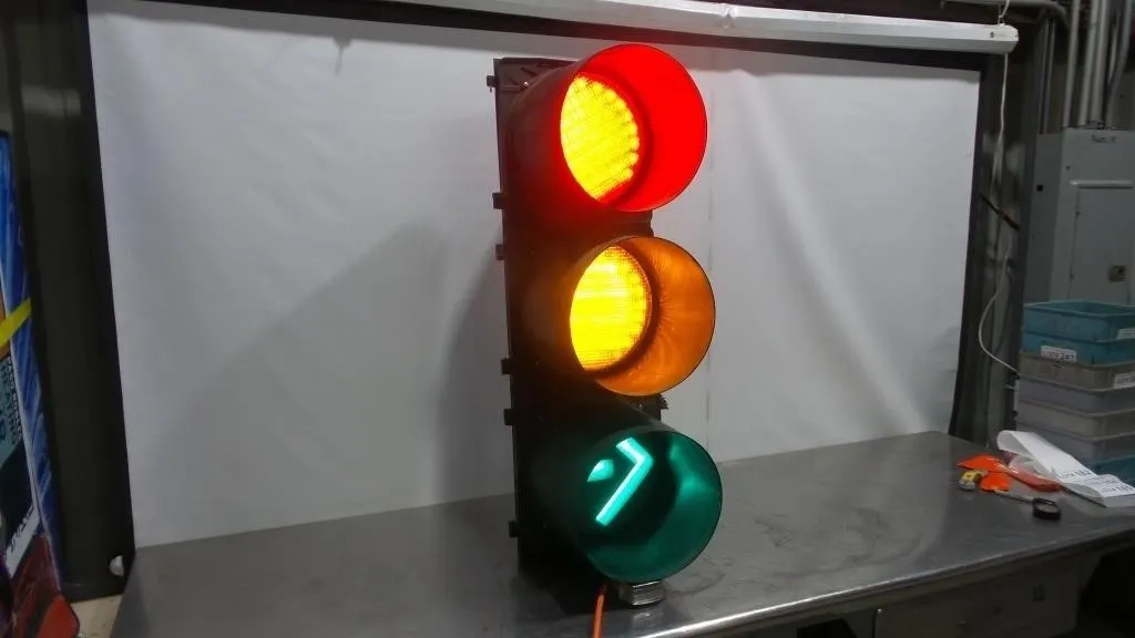 Replica Traffic Signal with Right-Turn Arrow