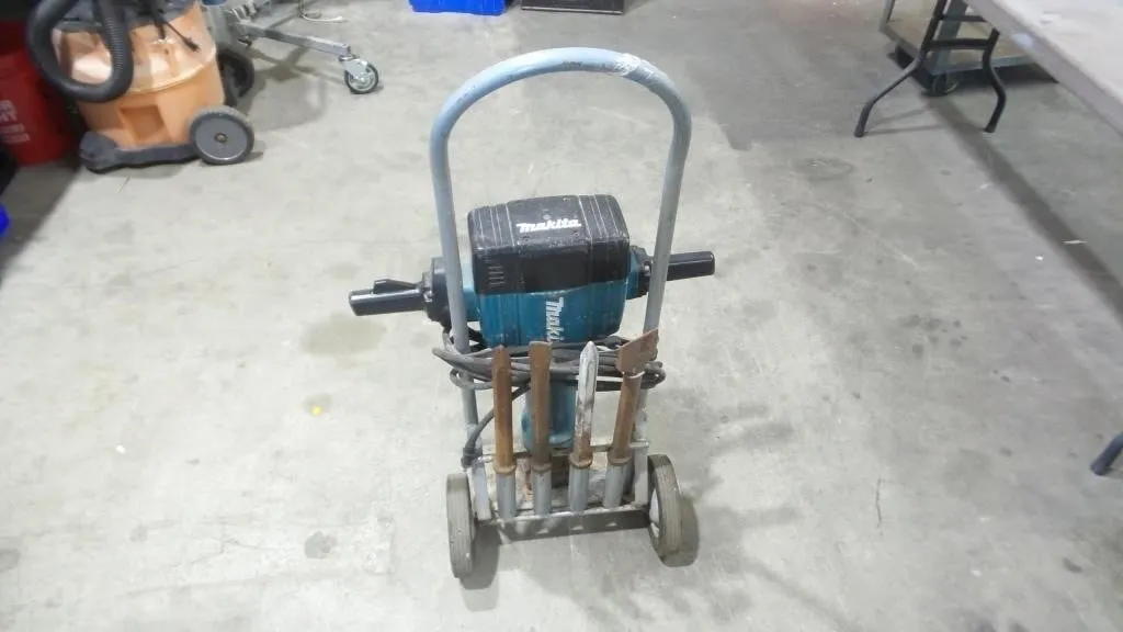 Makita HM1810 Demolition Hammer Kit