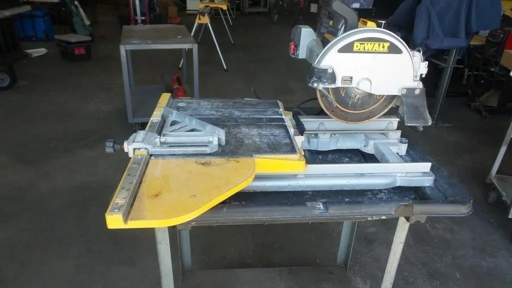 DeWalt 10-Inch Wet Tile Saw With Stand