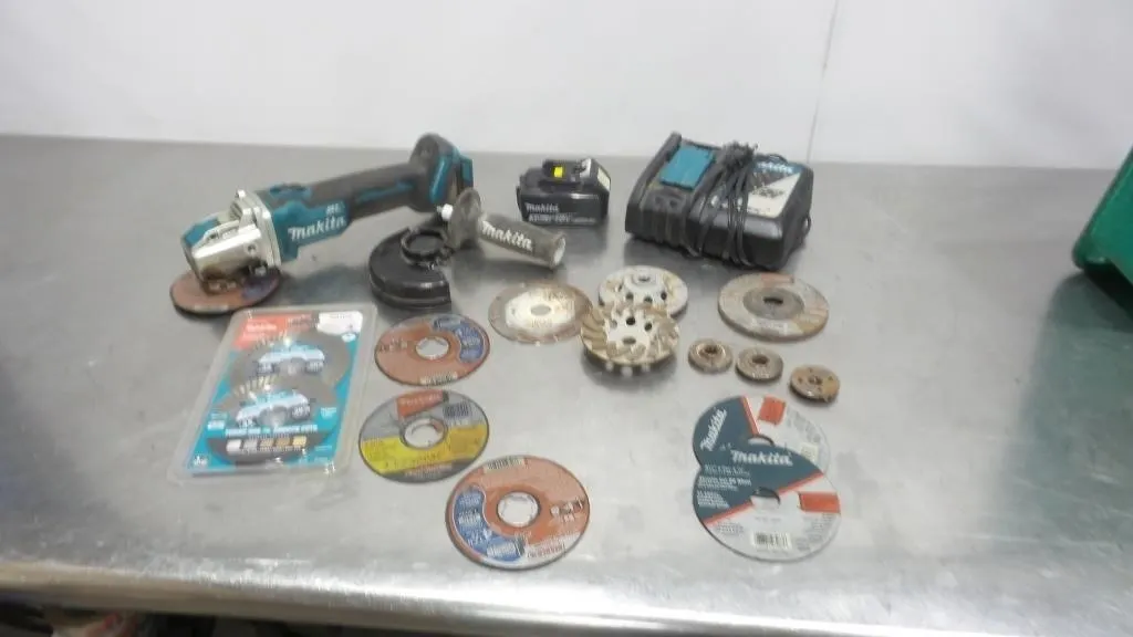 Makita XAG25 18V Brushless Grinder Kit