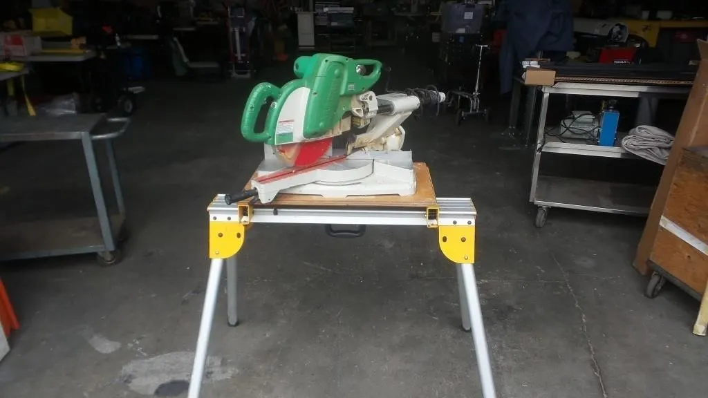 Hitachi C10FSH 10-Inch Sliding Compound Miter Saw