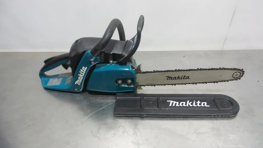 Makita EA4300F 18" Gas Chainsaw