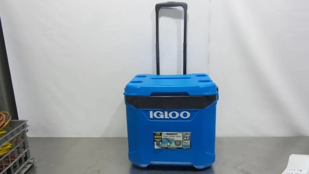 Igloo Latitude 60 Qt Wheeled Cooler with Telescopi