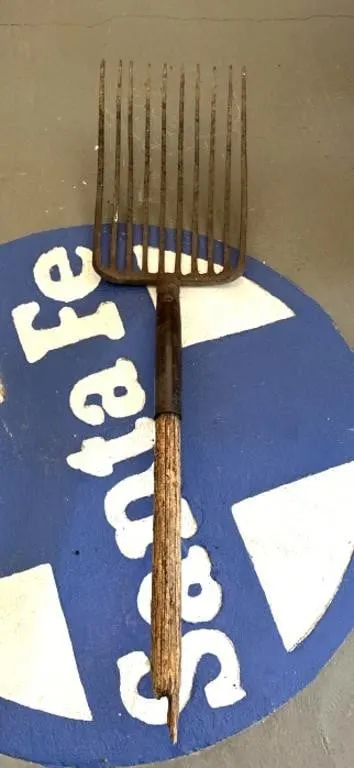 AT&SF Pitch Fork, Handle Broken