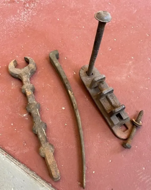 Railroad Wrench, Small Bar, Latch