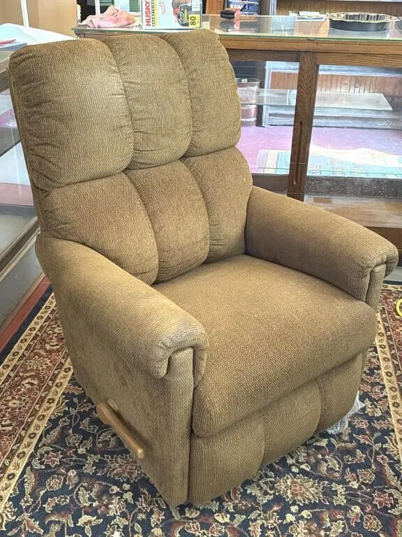 La-Z-Boy Recliner 32” x 28” x 40”