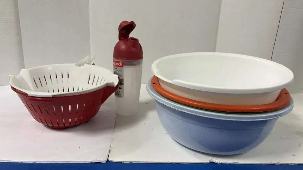 Plastic Bowls, Shaker, Strainers
