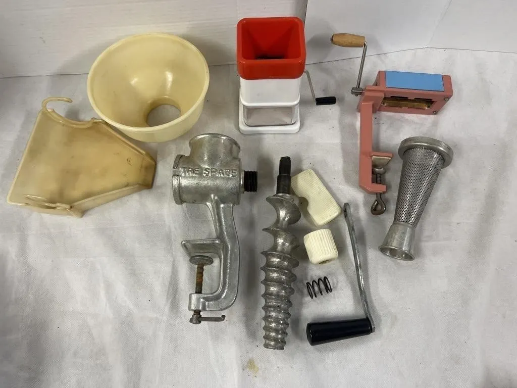 Manual hand-crank herb and spice mill/grater