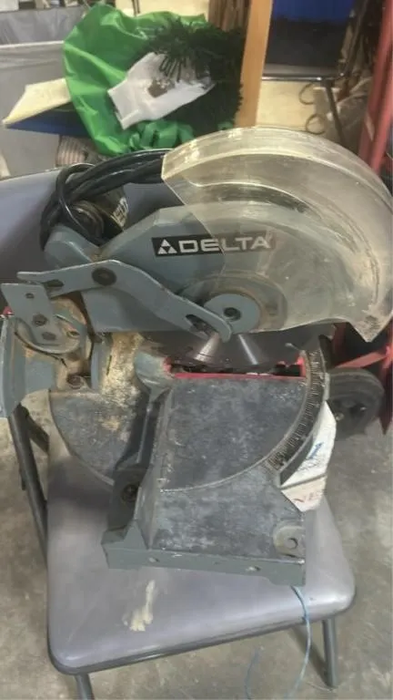 Compound miter saw