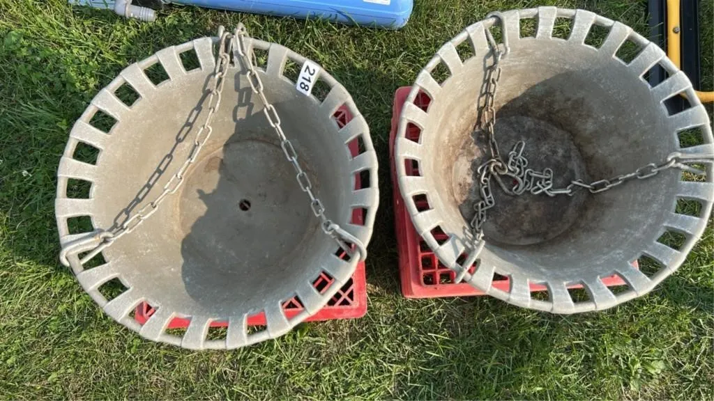 2 sturdy hanging baskets