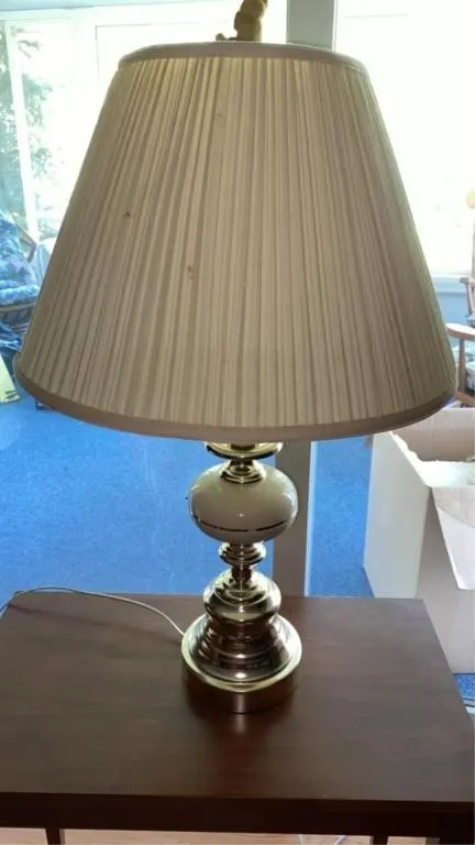 2 beige lamps