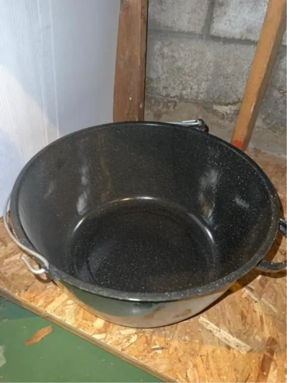 Roasting pan with handle