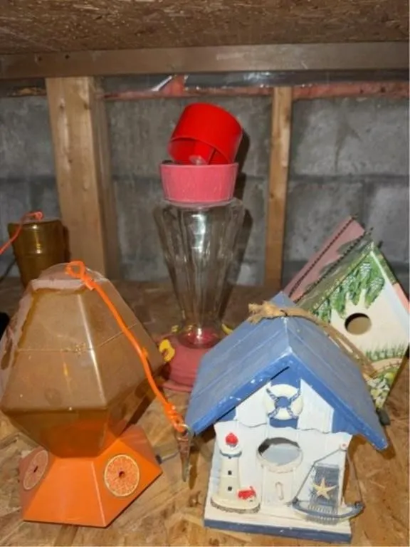 Set of 3 birdfeeders and pair of birdhouses