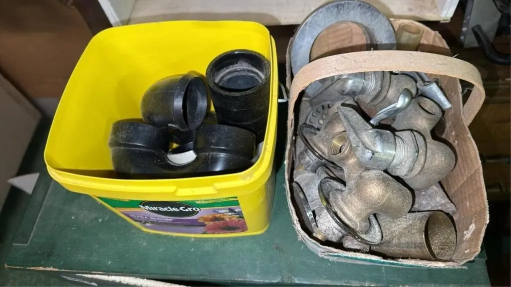 Box of assorted plumbing fixtures