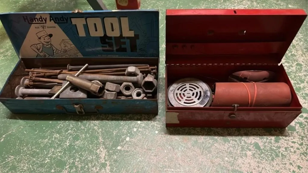 Pair of tools boxes