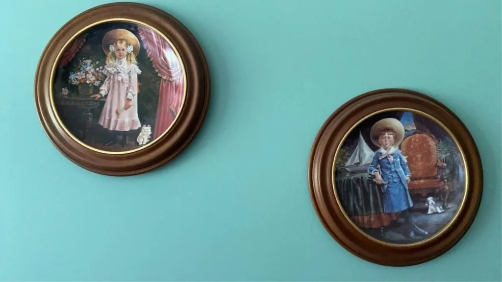 Set of decorator plates