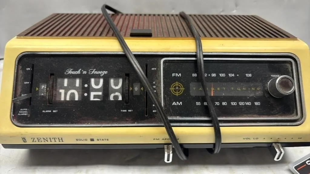 Zenith Touch n Snooze Flip clock radio