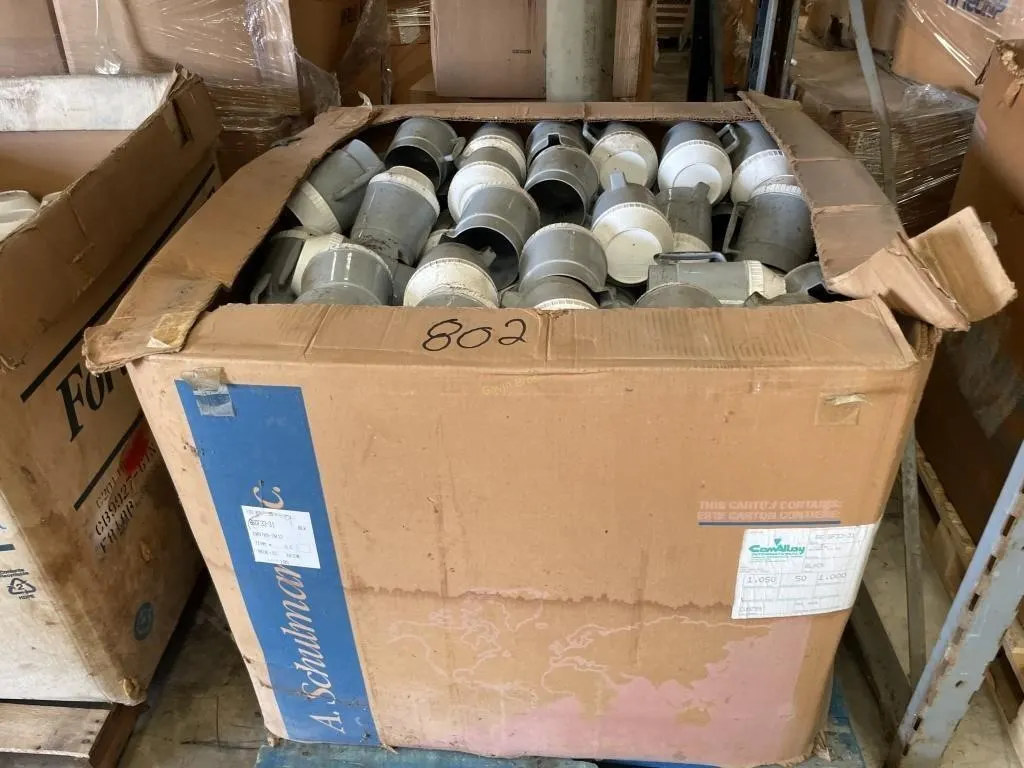 1 tote of pitchers