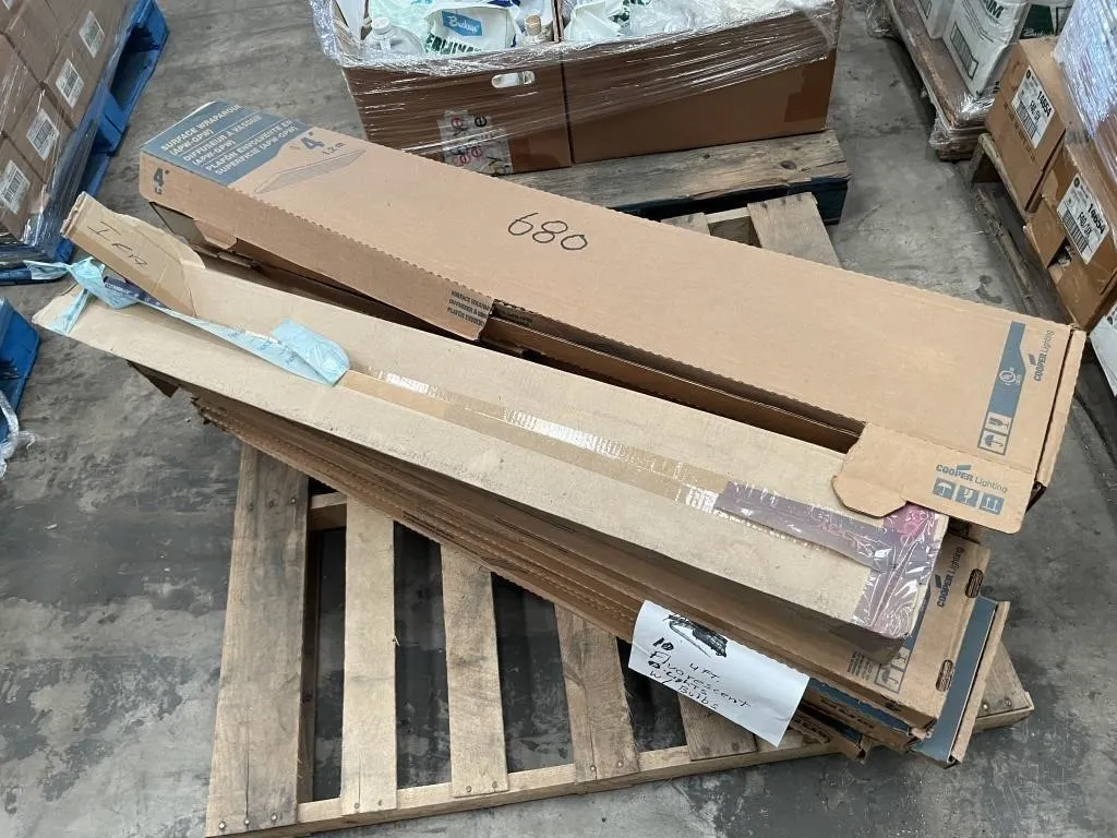 10-4' fluorescent lights w/bulbs