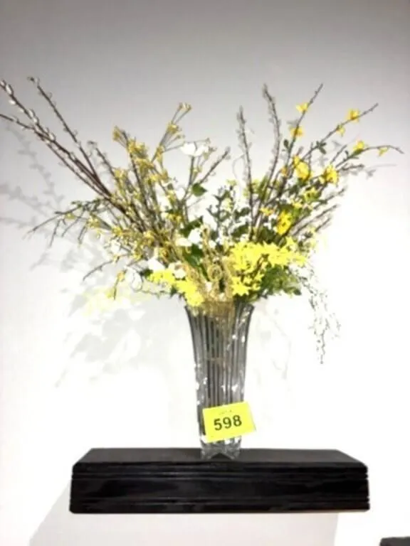 LG GLASS VASE AND FLOWERS