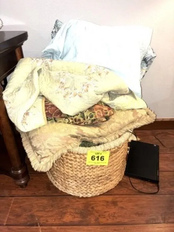 LG BASKET W THROW PILLOWS AND QUILT