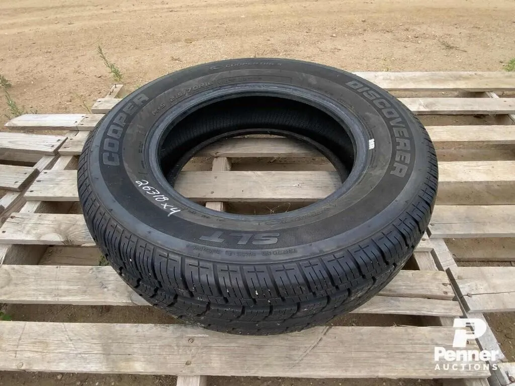 215/70R16 Cooper Discoverer Tire