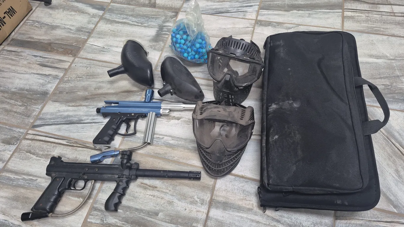 Set Of 2 Paintball Guns