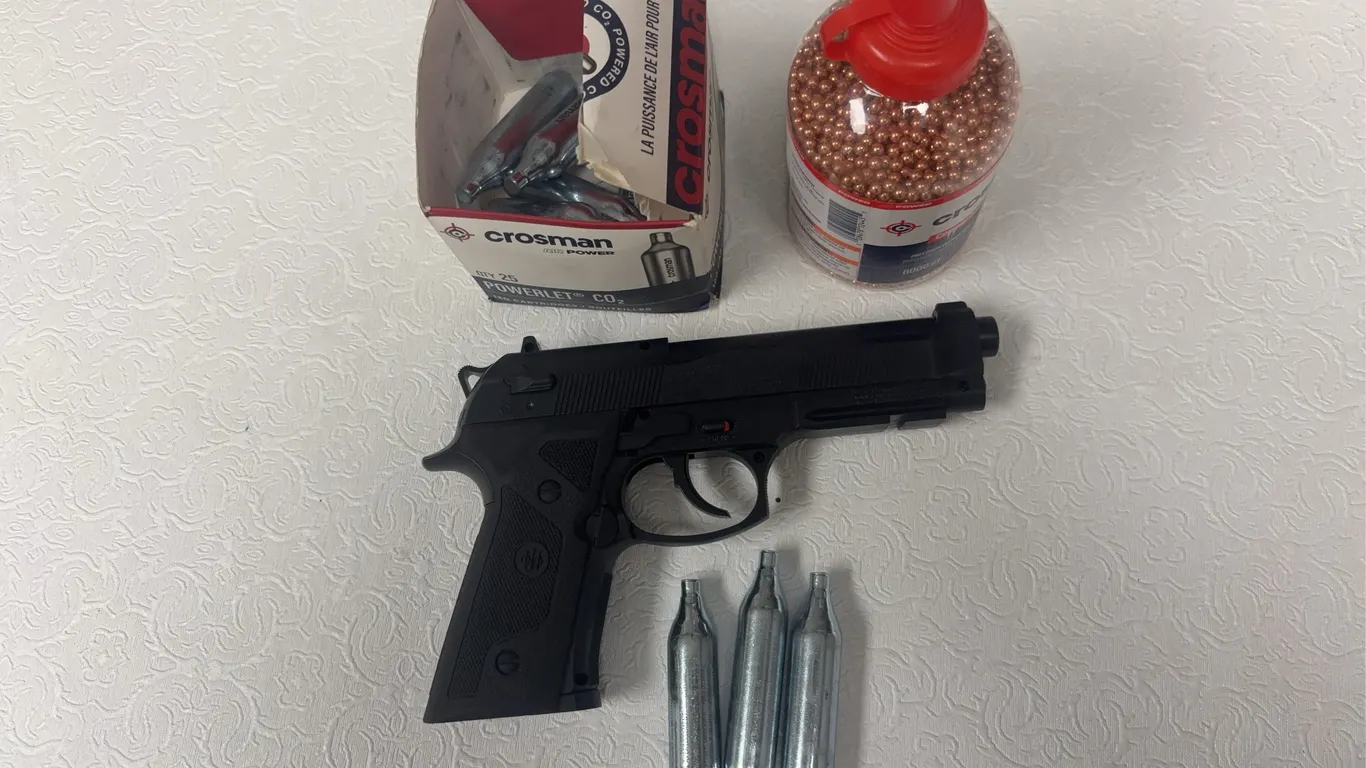 BB Semi Auto Hand Gun W/Holster, BB's & CO2 Cartridges