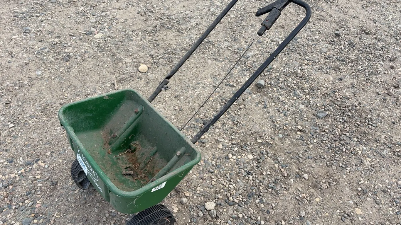 Lawn Fertilizer Spreader