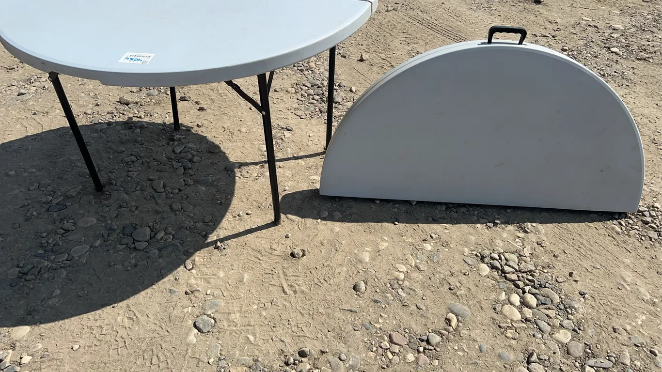 4' Round Plastic Folding Tables