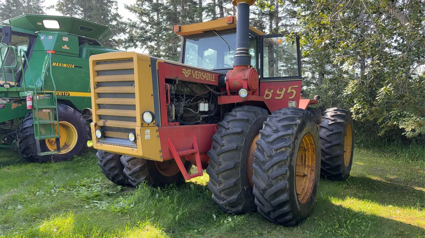 1982 VERSATILE 895 4WD TRACTOR