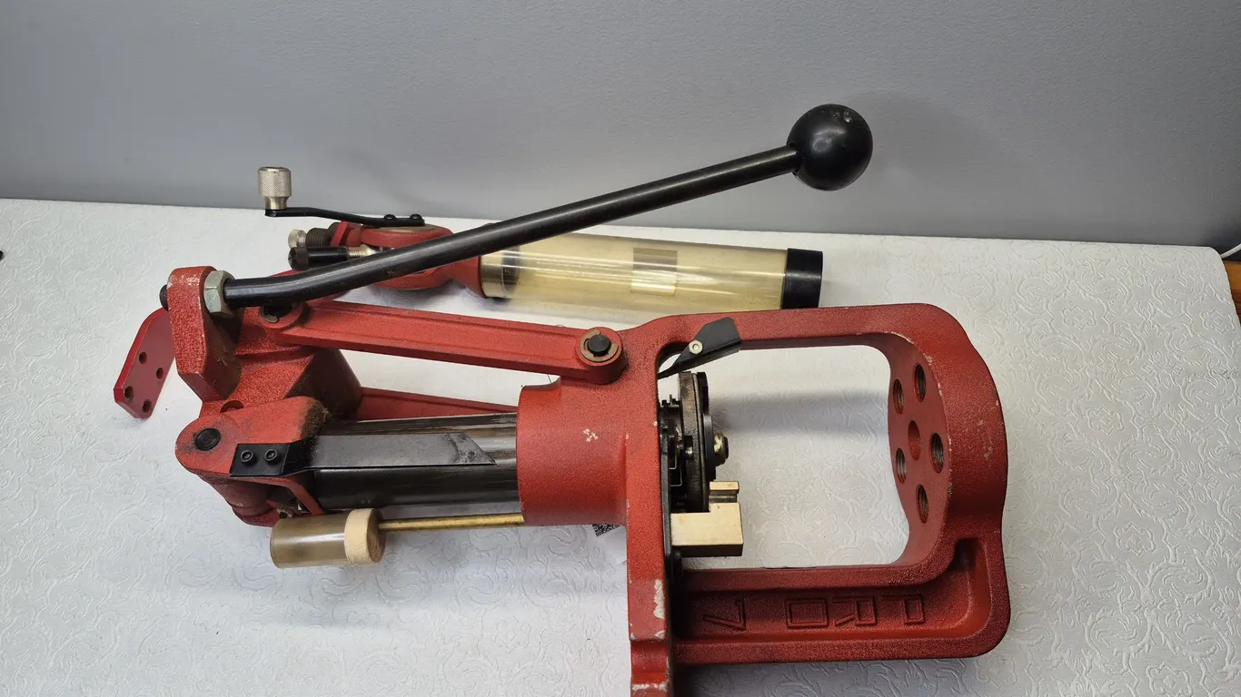 HORNADY PRO 7 PROGRESSIVE PRESS W/ HORNADY POWDER