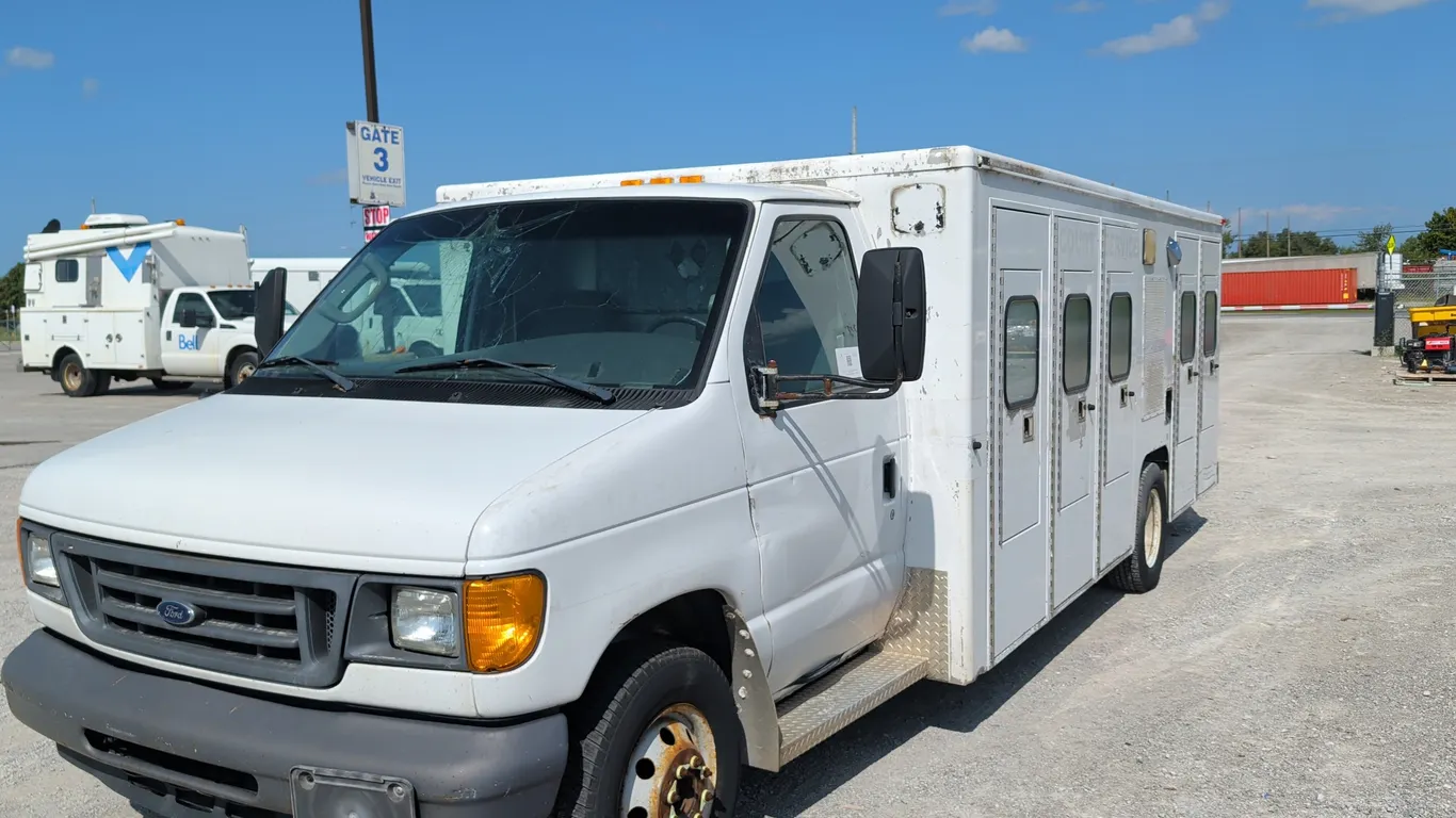 Non-Operable 2006 Ford E-Series E-450 SD S/A Service Truck