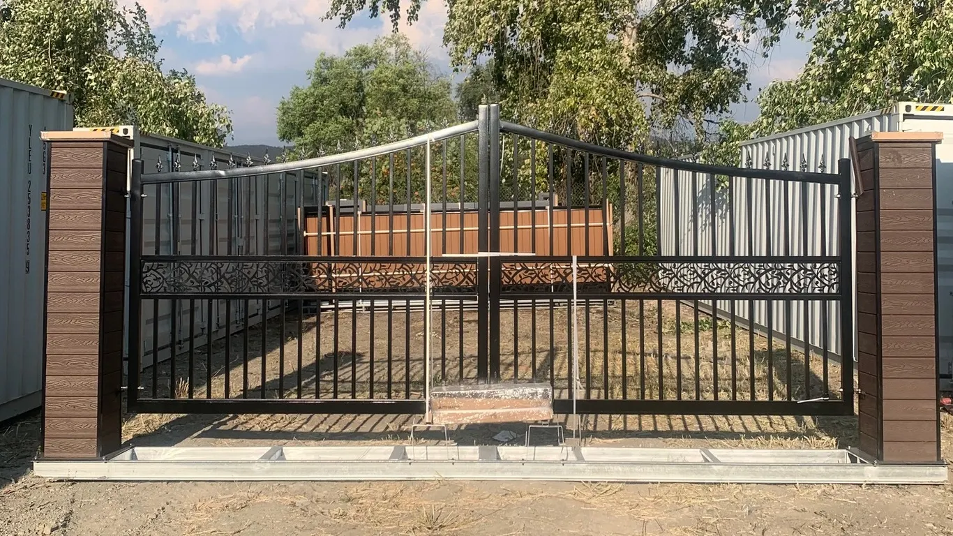 20FT Electric Double Swing Gate with Remote DG17CAO-P40MSH-DZ~New!