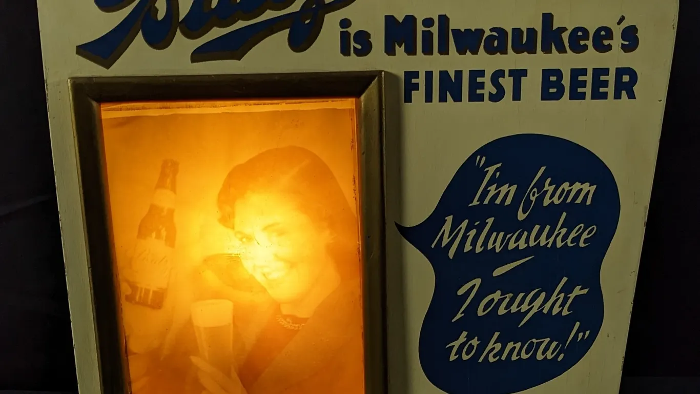 LIGHTED BEER SIGN BLATZ IS MILWAUKEE'S FINEST BEER